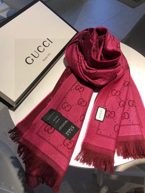 Lux Fashion, Elegant Shawl, Gucci Scarf, Scarf Outfit, Scarf Women Fashion, Mommy Style, Dolce E Gabbana, Womens Casual Outfits, Classy Outfits