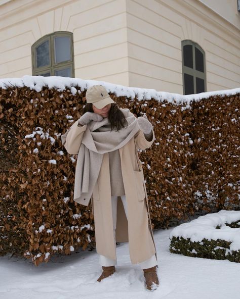 Creamy, beige, winterwhite, minimal and casual winter outfit Coat Outfit Winter, Casual Winter Outfit, Timeless Outfits, Fashion Things, Coat Outfit, Winter Vibes, Winter Fits, Outfit Winter, Casual Winter Outfits