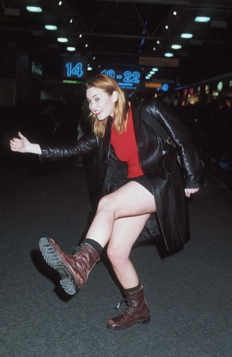 The actress Kate Winslet wearing brown combat boots at Heathrow airport in 1998. #fallboots #tbt Kate Winslet 90s Outfit, 90s Combat Boots, 90s Combat Boots Outfit, Kate Winslet Style 90s, Kate Winslet Street Style, 90s Kate Winslet, Brown Boots Outfit Women, Kate Winslet Outfits, Kate Winslet 90s