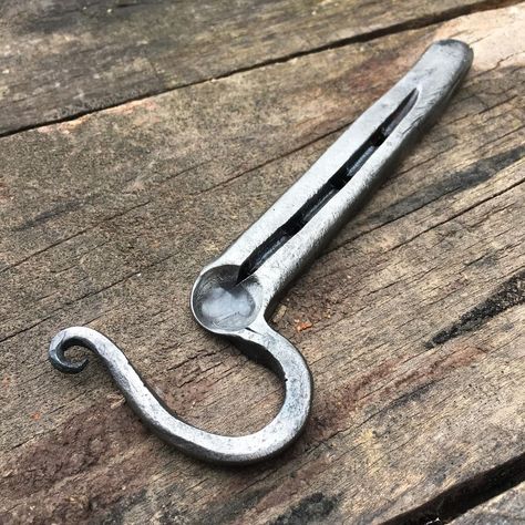 Unique Bottle Openers, Blacksmithing Ideas, Bar Beer, Western Gifts, Blacksmith Projects, Country Theme Wedding, Horseshoe Crafts, Rustic Bar, College Ideas