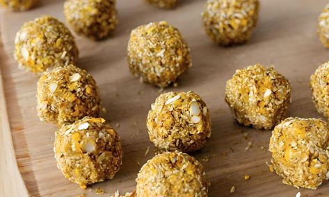 When the 3pm slump arrives, you'll be glad to have these energy-boosting Bee Pollen Energy Balls on hand! Bee Pollen is an incredible 'complete' superfood Bee Pollen Recipes Food, Bee Pollen Recipes, Healthy Baked Snacks, Wild Recipes, Kid Foods, 75 Soft, Turkey Tail Mushroom, Power Bars, Super Foods