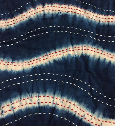 Simple lines but so effective, thanks Linda for sharing. #blueandwhitedecor #shiboridesigns #indigo #quilt #homedecor #stitch #sashiko | Instagram Shibori Quilt, Shibori Pattern Design, Stitched Shibori, Shibori Textiles, Diy Tie Dye Techniques, Indigo Quilt, Shibori Designs, Japanese Shibori, Natural Dye Fabric