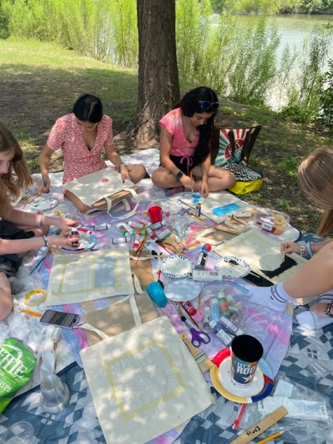 Picnic And Painting Aesthetic, Paint Ideas With Friends, Art Night With Friends, Picnic Painting Ideas, Painting Picnic Date Aesthetic, Paint With Friends, Craft Picnic, Bible Study Tote Bag, Painting Picnic