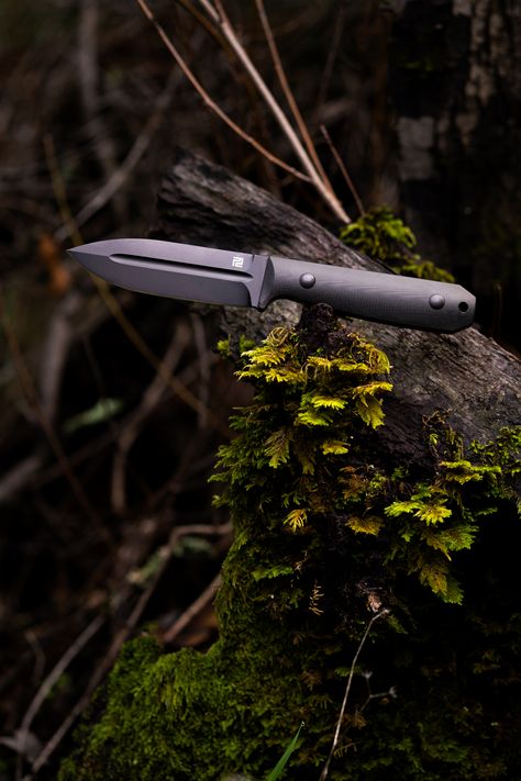 The Artisan Wreckhart survival knife on a moss-covered tree stump in the forest. Knife Photography, Mad Hat, Large Curls, The Joe, Carving Knife, Camp Knife, Brand Photography, Knife Handles, Photography Branding