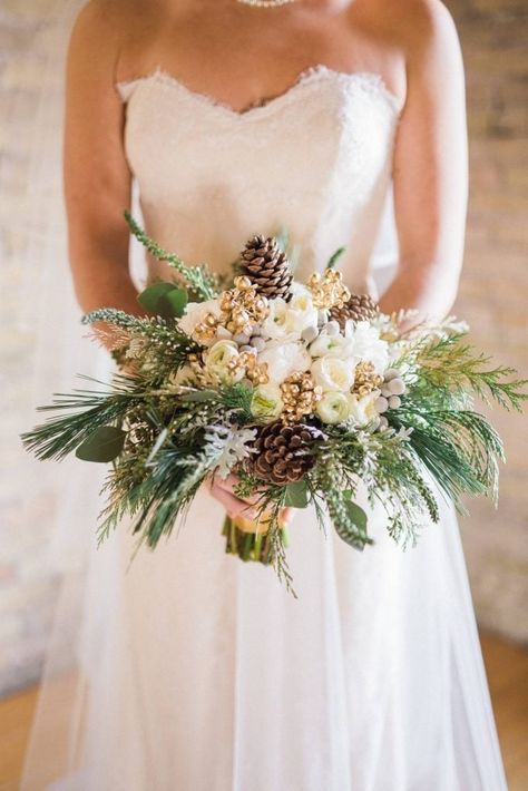 Simple pine cone wedding bouquet. Complete your winder wonderland wedding style with this gorgeous wedding bouquet. Winter Wedding Flowers Bouquets, Pine Cone Wedding, Spring Wedding Outfit, Winter Bridal Bouquets, Simple Beach Wedding, Gorgeous Wedding Bouquet, Winter Wedding Bouquet, Winter Bouquet, Winter Wedding Flowers