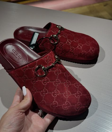 Gucci Shoes Aesthetic, Classy Sneakers, Classy Sandals, Luxury Slippers, Feminine Shoes, Trendy Shoes Sneakers, Pretty Shoes Sneakers, Looks Party, Fresh Shoes