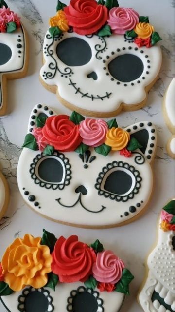 Cookie Royal Icing Decorating, Halloween Decorated Cookies Royal Icing, Halloween Cookies Ideas, Simple Halloween Cookies Decorated, Skeleton Cookies Decorated, Coco Cookies Decorated, Decorated Cakes Ideas, Royal Icing Halloween Cookies, Galletas Halloween