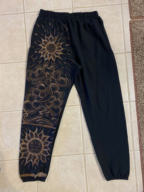 Sweatpants Painting Ideas, Custom Sweatpants Ideas, Painted Sweatpants Diy, Cotton Bottom Design, Bleach Painting Sweatpants, Bleach Art Sweatpants, Bleach Sweatpants, Bleached Sweatpants, Bleach Art Clothes