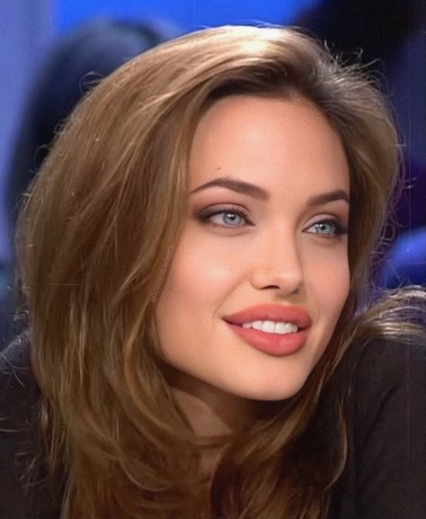 Angelina Jolie Eyes, Angelina Jolie Face, Women Goddess, Goddess Women, Angelina Jolie Photos, Brunette Makeup, Slimmer Face, Most Beautiful Eyes, Most Beautiful People