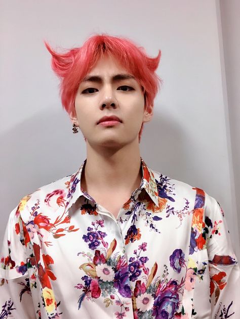 V’s hair looks like devil horns Bts Selca, Bts 2018, V Bts Wallpaper, Bts Kim, Memes Kpop, Kim Taehyung Wallpaper, Fan Fiction, Bts Members, Daegu