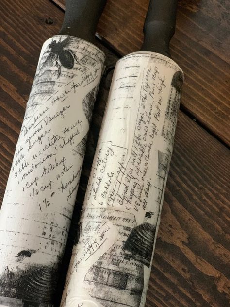 Decoupaged Rolling Pins, Wooden Rolling Pins, Decorative Rolling Pins, Decoupage Rolling Pins, Farmhouse Crafts To Sell, Rolling Pin Display Ideas, Decoupage Tray Ideas, Painted Rolling Pins, Woodworking Smalls