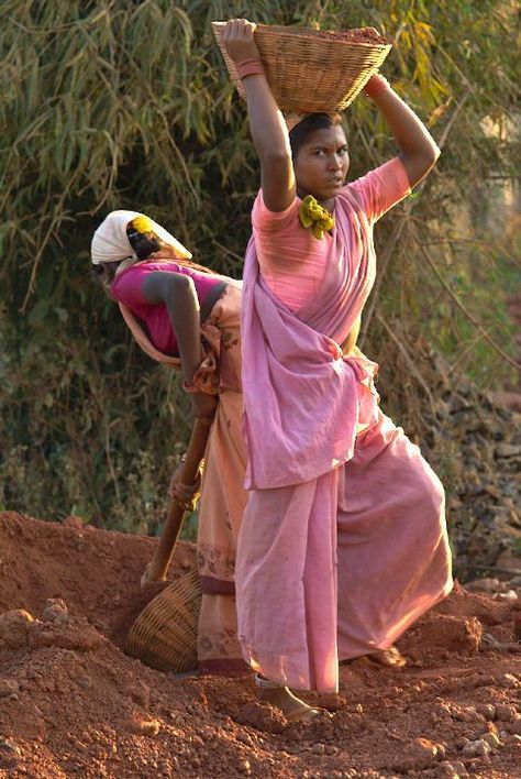 Morning Routine of Village Women in Pakistan - Keeping Clean and Living a Traditional Life Road Workers, Village Women, Ariana Grande Drawings, Human Figure Sketches, Indian Art Gallery, Indian People, Village People, India Culture, Human Figure Drawing