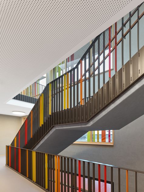 Gallery of Elementary and Comprehensive School Hausach / Schatzler Architekten - 13 Elementary School Architecture, Elementary School Projects, Stairs Colours, Educational Design, Architecture Design Competition, Classroom Interior, School Building Design, Staircase Railing Design, Paving Design