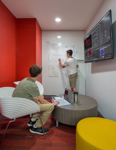 The Roeper School Learning Commons Business Education Classroom, 21st Century Learning Spaces, Education Design Interior, Library Study Room, Birmingham Michigan, Classroom Interior, Media Room Design, Industrial Office Design, High School Library