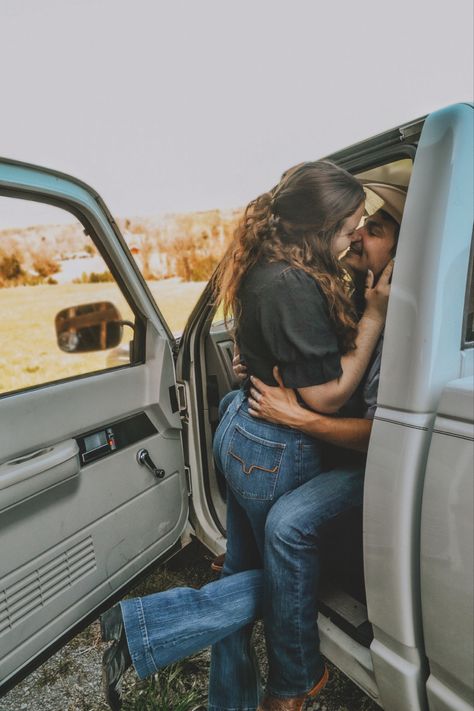 Country Couple Photos, Country Couple Pictures, Country Relationship Goals, Country Relationships, Cute Country Couples, Western Photoshoot, Country Couples, Engagement Pictures Poses, Couple Goals Teenagers