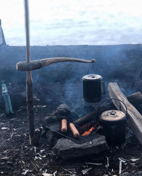 Perhaps you're going camping for a reunion or for a wedding. The traditional camping meals usually consist of hearty stew or chili. Bushcraft Kitchen, Wilderness Skills, Cheap Snacks, Bushcraft Camp, Bush Camp, Outdoor Hacks, Bushcraft Shelter, Bush Craft, Bushcraft Skills