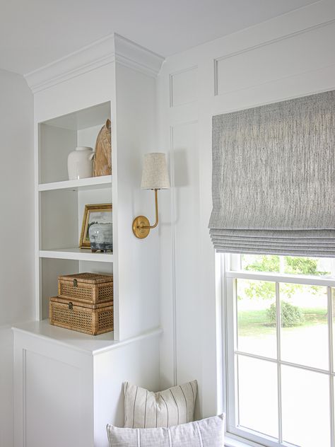 Custom Roman Shade With Willow Bloom Home - Stefana Silber Roman Blind With Curtains, Roman Shades In Living Room, Roman Shades In Kitchen, Rome Curtain, Gray Roman Shades, Interior Shutters Living Room, Roman Shades Living Room, White Roman Shades, Blinds For Windows Living Rooms