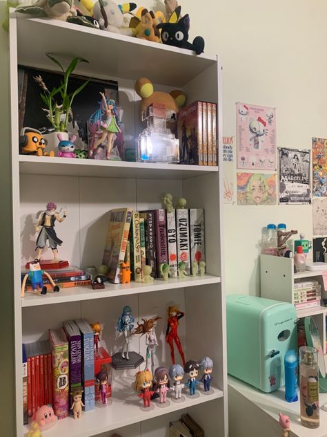 Cute room•Anime figures•Manga•Posters•Shelf Ideas Shelf Room Inspiration, Nendoroid Shelf, Manga And Figure Shelf, Cute Room Anime, Cute Bookshelf Aesthetic, Desk Shelf Ideas, Anime Shelf Ideas, Shelf Ideas Aesthetic, Nerd House Decor