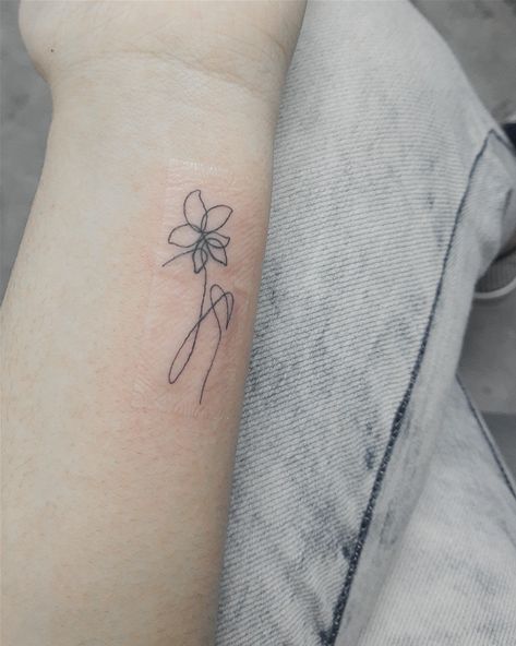 bts army aesthetic mininalist small drawing outline flower tattoo her love yourself Love Yourself Flower Tattoo, Smeraldo Flower Tattoo, Bts Flower Tattoo, Bts Love Yourself Tattoo, Bts Minimalist Tattoo, Flower Minimalist Tattoo, Smeraldo Flower, Bts Flower, Tattoo Making