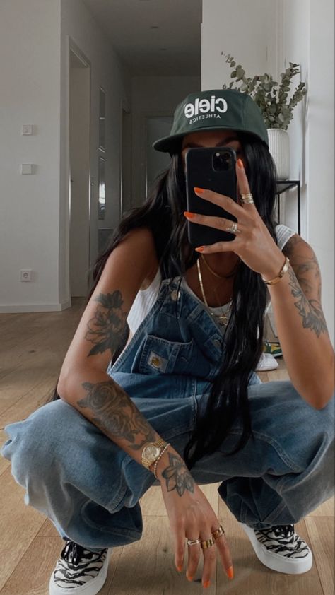 Windy City Series, Liz Tomforde, Jumpsuit Overalls, Outfit Streetwear, Aesthetic Streetwear, Inspo Outfit, 90s Retro, Windy City, Looks Chic