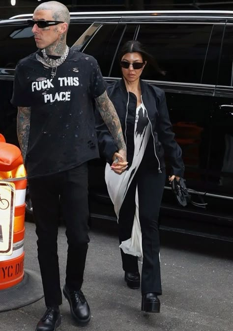 Kourtney Kardashian Style Travis Barker, Travis Barker Style, Kourtney Travis, Classic Style Aesthetic, 90s Girl Fashion, Kourtney Kardashian Style, Mrs Brown, 90s Girl, Rockstar Girlfriend