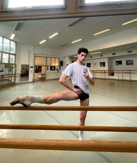 Male Ballerina Outfit, Dancer Outfits Men, Boy Ballet Aesthetic, Male Ballet Aesthetic, Ballet Men, Male Ballet, Male Dancer Aesthetic, Male Ballerina, Ideal Male Body