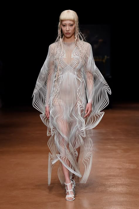 Iris van Herpen Couture Fall 2017 Iris Van Herpen Couture, Minimal Stil, Color Flow, Valentin Yudashkin, Damir Doma, Geometric Fashion, Collection Couture, Lou Doillon, Iris Van Herpen