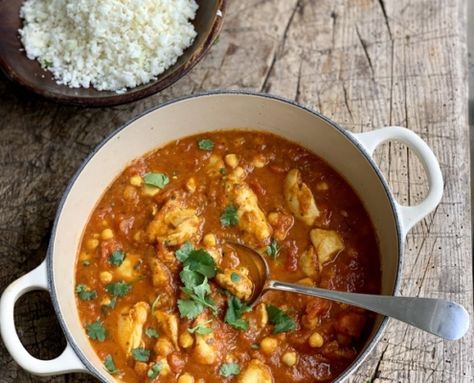 Chicken and chickpea Curry - The Fast 800. This is really delicious and filling. Michael Mosley Fast 800 Recipes Keto, Fast 800 Recipes, Roast Beef Stroganoff, Chicken And Chickpea Curry, 800 Calorie Meals, Curry Base, The Fast 800, Easy Beef Stroganoff, Gi Diet