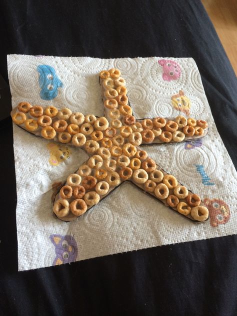 STARFISH - cardboard starfish shape, covered with PVA and Cheerios Cardboard Starfish, Brownie Crafts, Starfish Craft, Starfish Art, Starfish Decor, Fish Crafts, Fruit Loops, Ocean Crafts, Craft Day