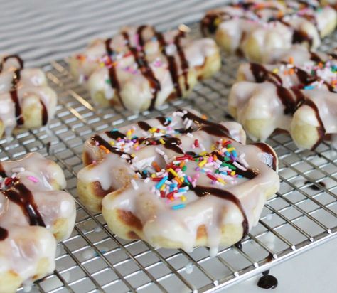 Doughnut Waffles Doughnut Waffles, Best Waffle Recipe, 19th Bday, Cake Doughnuts, Waffle Maker Recipes, Waffle Cake, Doughnut Cake, Pastry Bag, Fun Treats