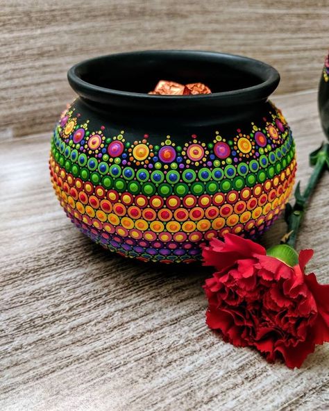 Mandala Dot Painting On Pots, Pot Painting Mandala, Dot Mandala Art On Pot, Pot Painting Ideas For Competition, Dot Art On Pots, Dot Painting On Pots, Mandala Pottery Painting, Mandala On Pot, Dot Mandala On Bottle