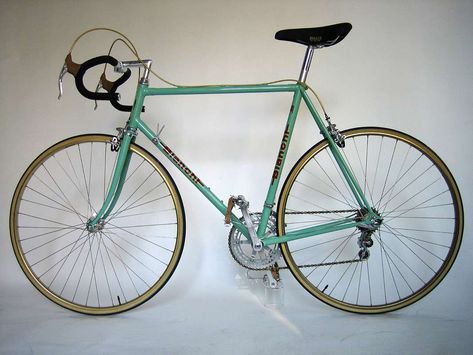 Original Bianchi "Campione del Mondo" Classic Bike / Rennrad Klassiker in der Kultfarbe "Celeste"! Sondermodell gebaut für das damalige belgische Bianchi Rennrad Team voll Pantografiert mit Gold Details neue Mavic Oro Felgen neue Everest Oro Kette neue Campagnolo "World L... Bianchi Bicycle, Tire Seats, Bike Team, Classic Road Bike, Road Bike Vintage, Steel Bike, Vintage Bike, Classic Bikes, Vintage Bikes