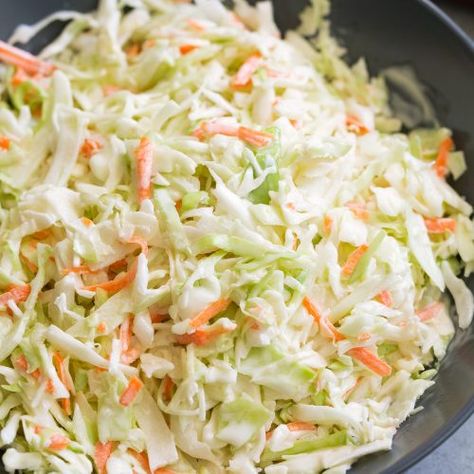 Easy Coleslaw Recipe Homemade Dressing 4 Ingredients Salad Coleslaw, Jus Lemon, Easy Coleslaw, Coleslaw Recipe Easy, Coleslaw Salad, Coleslaw Dressing, Resep Salad, Creamy Coleslaw, Cole Slaw