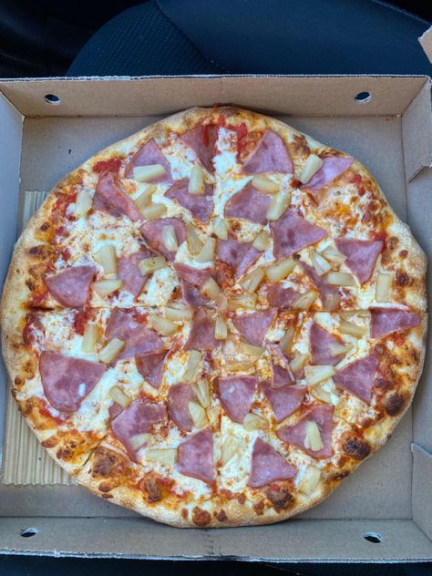 Pineapple ans Ham pizza #hawaiian #pizza #ham #pineapple #hawaiianpizza #cheesy All Meat Pizza, Pizza Hawaiian, Ham Pineapple, Ham Pizza, Hawaiian Pizza, Mouth Watering, Pineapple, Paradise, Pizza