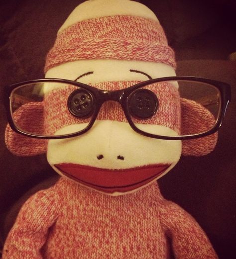 Smart Lil' Sock Monkey via www.littleheartshapeddiamond.com 2010s Nostalgia, 2013 Swag Era, Arte Grunge, Silly Cats Pictures, Silly Images, Wearing Glasses, Sock Monkey, Silly Pictures, Cute Stuffed Animals