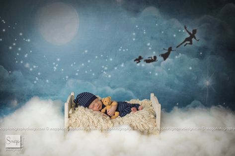 Omg😍 Peter Pan Newborn Pictures, Peter Pan Nursery Boy, Disney Newborn Pictures, Nursery Disney, Neverland Nursery, Photo Disney, Peter Pan Nursery, Baby Boy Newborn Photography, Newborn Photography Boy