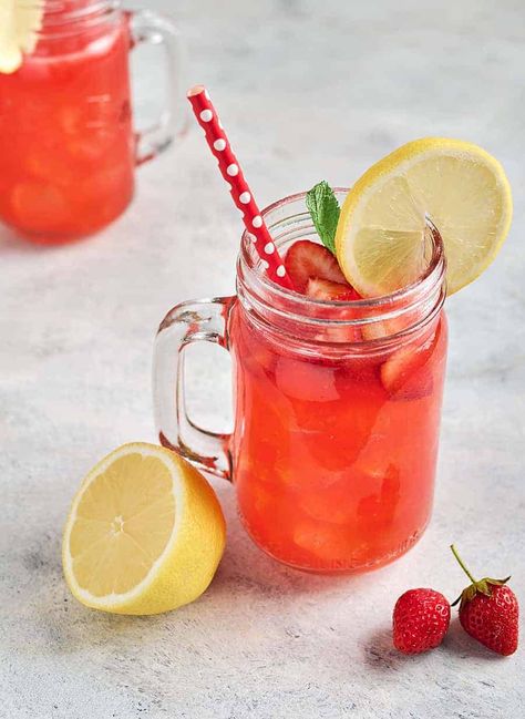 Strawberry Acai Lemonade, Acai Lemonade, Acai Drink, Starbucks Strawberry Acai Refresher, Fruit Punch Recipe, Healthy Lemonade, Frozen Acai, Strawberry Acai Refresher, Starbucks Strawberry