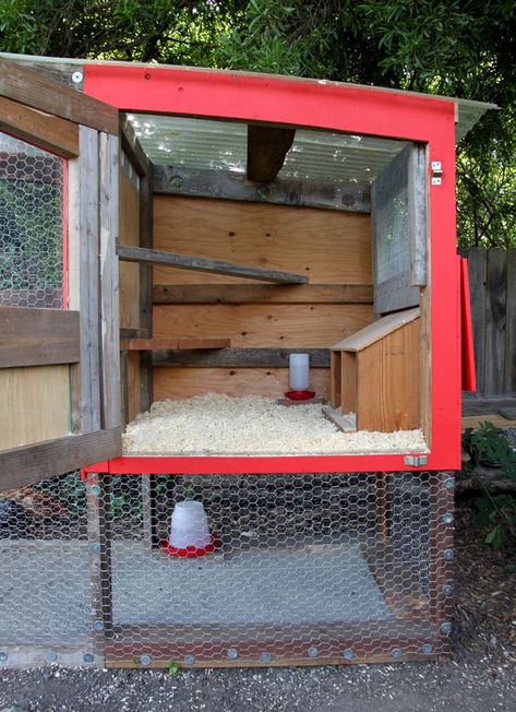 Simple Chicken Coop, Easy Diy Chicken Coop, Chicken Coop Blueprints, Cheap Chicken Coops, Small Chicken Coops, Easy Chicken Coop, Chicken Barn, Portable Chicken Coop, Backyard Chicken Coop Plans