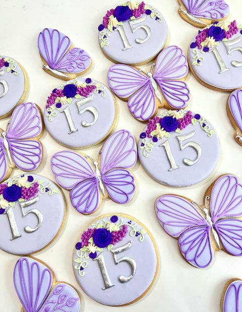 Sweet 16 Lavender Theme, Sweet 16 Cookie Ideas, Purple Birthday Cookies, Sweet 16 Butterfly Theme, Quince Cookies, Quince Table, Purple Butterfly Birthday, Purple Desserts, Gold Cookies