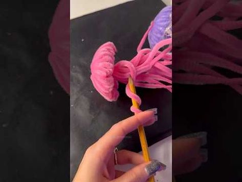 Pipe Cleaner Vine Charger, Cleaning Pipe Craft, Pipe Cleaner Jellyfish, How To Make A Jellyfish, Pipe Cleaner Tutorial, Spongebob Decor, Diy Ocean Decor, Pipe Cleaner Animals, Pipe Cleaner Art