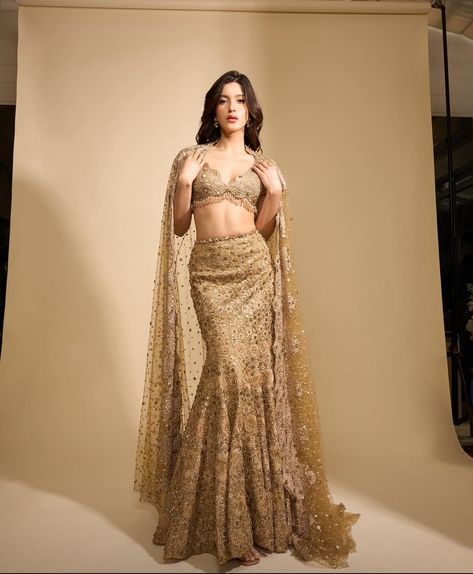 Mermaid Reception Dress, Fishtail Lehenga Designs, Indian Wear Hairstyles, Mermaid Skirt Lehenga, Fishcut Saree Design, Bodycon Lehenga, Western Lehenga Designs, Fish Cut Lehenga Designs, Fish Cut Lehenga Indian