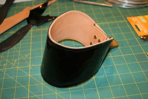 Leather Working Projects, Posture Collar, Leather Gear, Small Bracelets, Diy Clothing, Collar Pattern, Leather Projects, Leather Collar, Leather Necklace