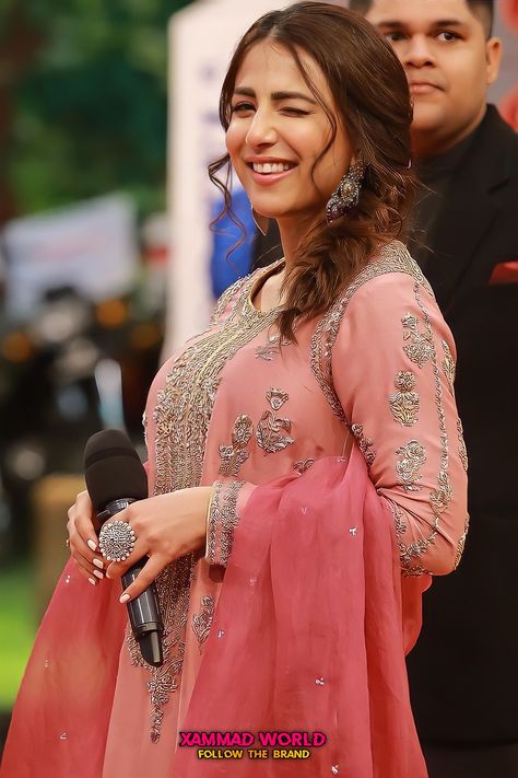 Pakistan Actress, Ushna Shah, Pakistani Beauty, Pakistani People, Pakistani Women, Couples Quotes, Post Photo, Pakistani Celebrities, Simple Pakistani Dresses