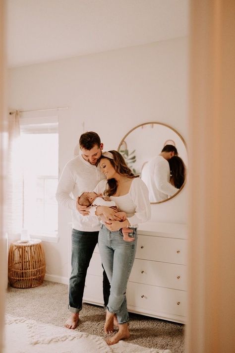 Family Pic With Newborn, Newborn Pics In Nursery, Lifestyle Family Newborn Photography, Newborn Picture Outfits For Family, Newborn Pictures Mom Outfit, Newborn Baby Photoshoot At Home Ideas, Newborn Shoot Outfits, Newborn Family Photo Poses, Newborn Family Outfit Ideas