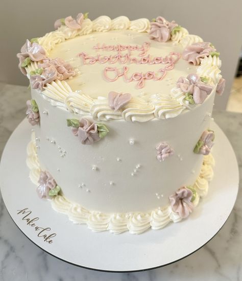 White Cake with flowers and customised text.  #CakeArt #CakeDecor #CakeDesign  #CakeWithFlowers #CakeWithText Birthday Cake Circle, Circle Cake Ideas, White Cake With Flowers, 20 Cake, Round Birthday Cakes, Flower Cake Design, Circle Cake, Cake With Flowers, Pretty Birthday Cakes