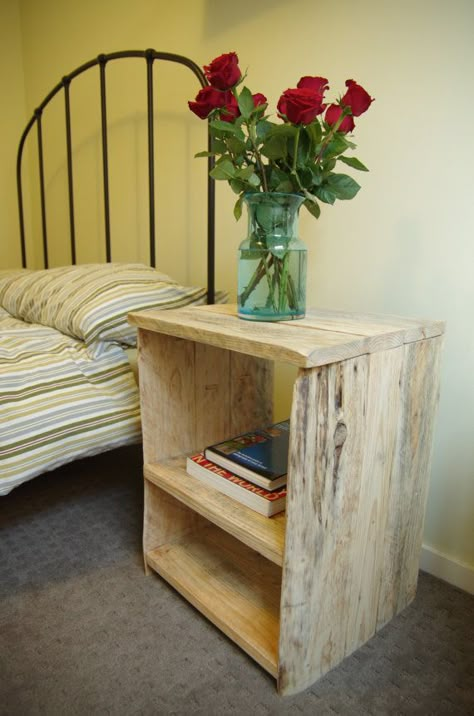 Pallet Bedside Table, Diy Bedside Table, Table Pallet, Nightstand Ideas, Shelf Nightstand, Diy Nightstand, Прикроватные Тумбочки, Recycled Pallet, Recycled Pallets