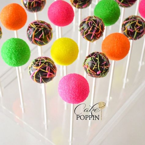 Glow Party Cake Pops, Neon Cake Pops, Glow In The Dark Cake Pops, Neon Party Foods, Roller Coaster Party, Slime Theme, Neon Cakes, Neon Birthday Party, Glow Birthday Party