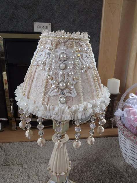 Lace & pearls <3 Doily Lamp Shade, Lamp Shades With Beads, Beaded Lamp Base, Pearl Lampshade, Doily Lamp, Lampshade Redo, Coquette Lamps, Shabby Chic Lighting, Lamp Shade Crafts