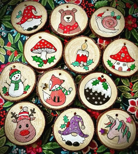 Painted Christmas Wood Slices, Painted Wood Slices Christmas, Diy Wood Ornaments Tree Slices, Posca Projects, Wood Ornament Painting Ideas, Painted Wood Slices, Barn Crafts, Make Ornaments, Christmas Orniments