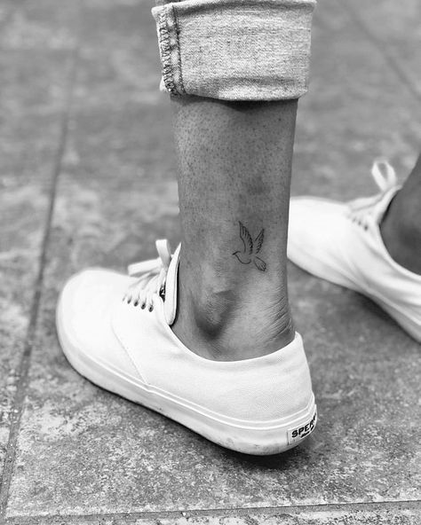 Tattoo Minimal Men, Surfer Tattoo Men, Dainty Bird Tattoos, Man Tattoo Ideas, Tattoo Ideas For Woman, Surfer Tattoo, Rope Tattoo, Tattoo Line Art, Colour Tattoos